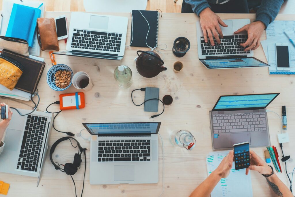 A team working across multiple laptops and devices, representing Spanish marketing and e-commerce translation